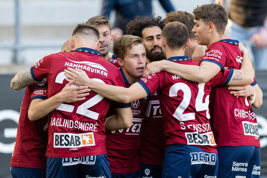Örgrytes William Svensson jublar med lagkamrater