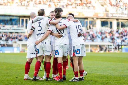 Östers Jesper Jonasson Westermark jublar med lagkamrater