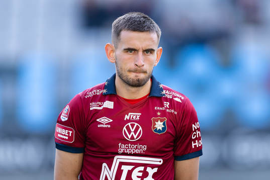 Örgrytes Erion Sadiku på line up innan fotbollsmatchen i