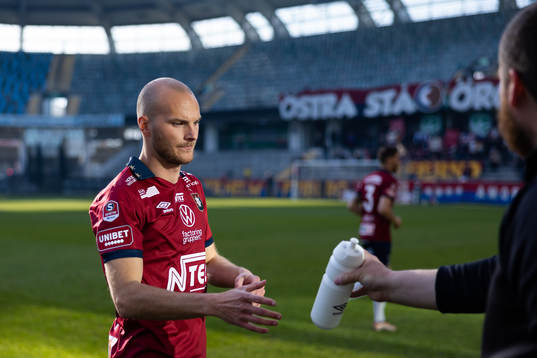 Örgrytes Jonathan Drott innan fotbollsmatchen i Superettan