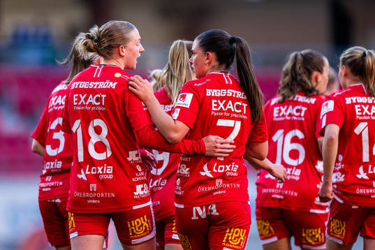 Örebros Audrey Harding jublar med lagkamrater