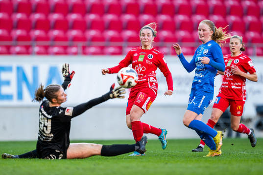 Örebros Heidi Kollanen gör 0-3 bakom Kalmars målvakt