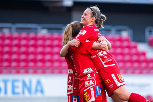 Örebros Heidi Kollanen jublar med lagkamrater