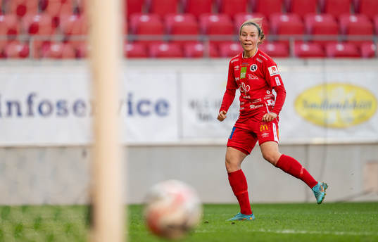 Örebros Heidi Kollanen ser bollen rulla in till 0-3
