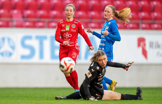 Örebros Heidi Kollanen gör 0-3 bakom Kalmars målvakt