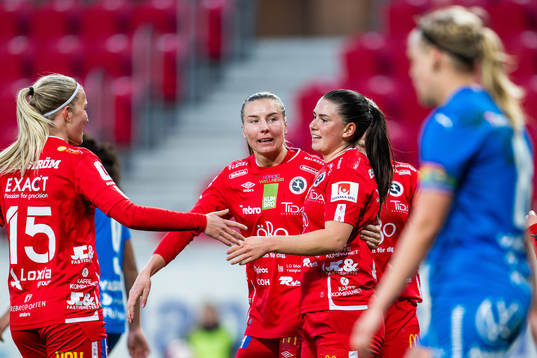Örebros Emilia Pelgander jublar med lagkamrater