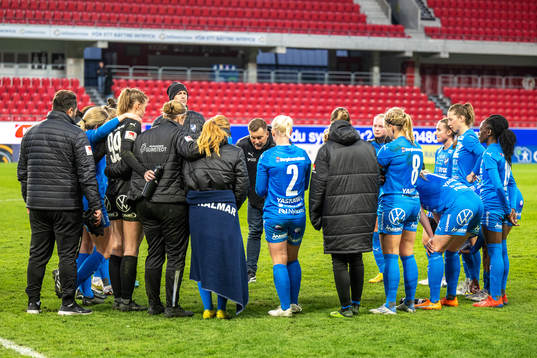 Kalmars tränare Jens Wedeborg och spelare deppar