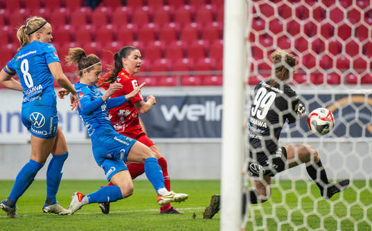 Örebros Emilia Pelgander gör 0-6 bakom Kalmars målvakt
