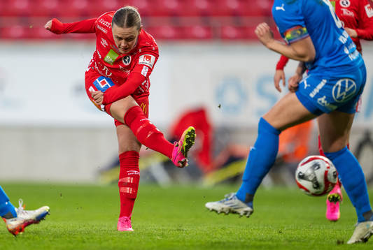 Örebros Maja Bodin skjuter ett skott