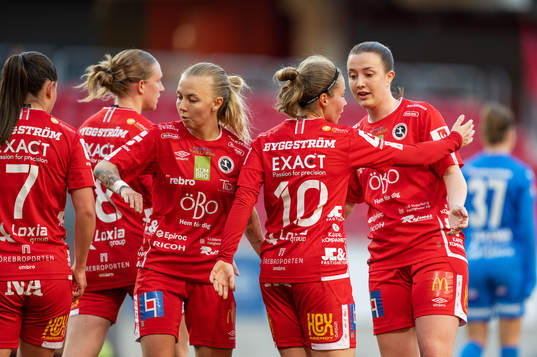 Örebros Heidi Kollanen jublar med lagkamrater