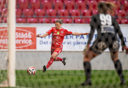 Örebros Katariina Kosola och Kalmars målvakt Fanny