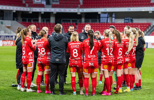 Örebros spelare och ledare jublar