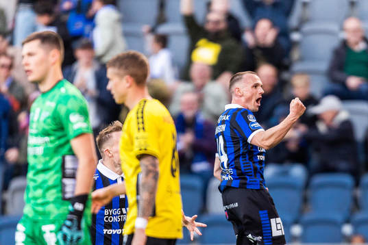 Sirius Aron Bjarnason jublar
