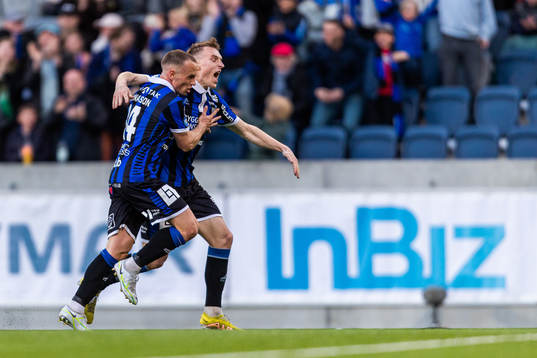 Sirius Aron Bjarnason jublar