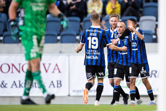 Sirius Aron Bjarnason jublar