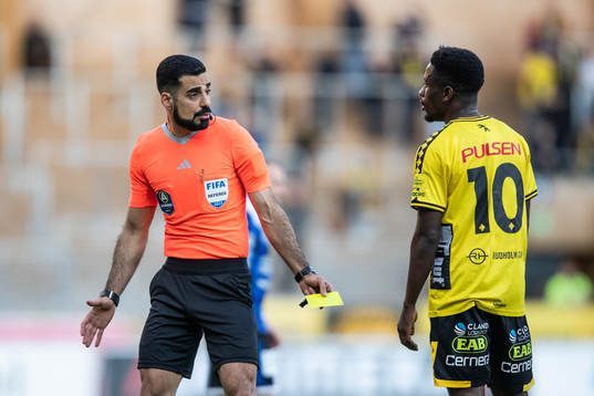 Domare Mohammed Al-Hakim delar ut ett gult kort till