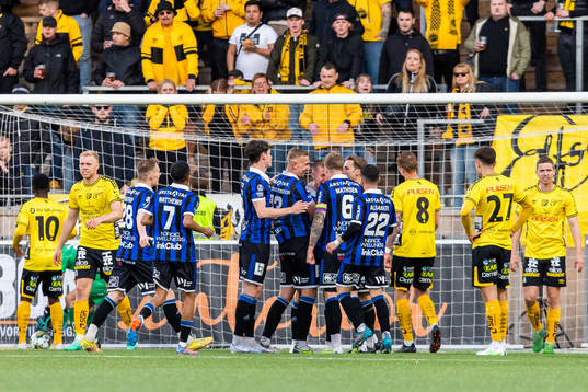 Sirius Melker Heier jublar med lagkamrater