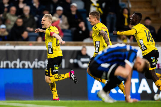 Elfsborgs Johan Larsson jublar