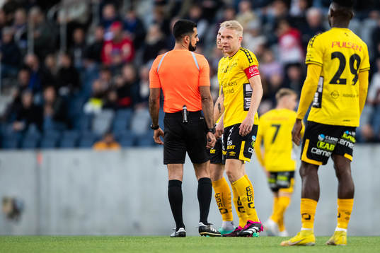 Domare Mohammed Al-Hakim och Elfsborgs Johan Larsson