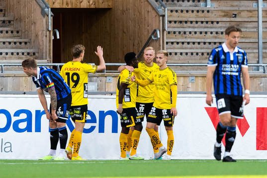 Elfsborgs Sveinn Guðjohnsen jublar med lagkamrater