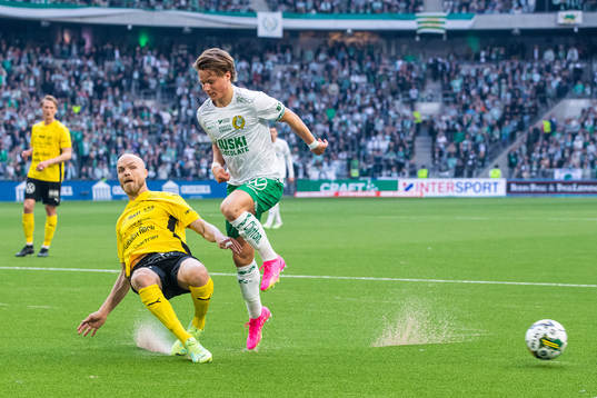 Mjällbys Viktor Gustafson och Hammarbys August Mikkelsen