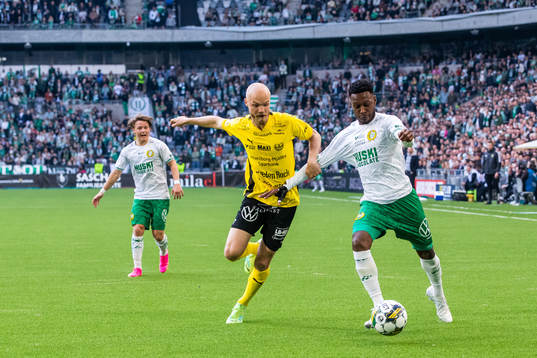 Mjällbys Viktor Gustafson och Hammarbys Shaquille Pinas