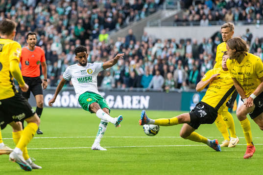 Hammarbys Tesfaldet Tekie skjuter och Mjällbys Colin