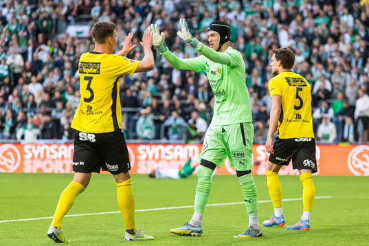 Mjällbys Arvid Brorsson och målvakt Noel Törnqvist jublar
