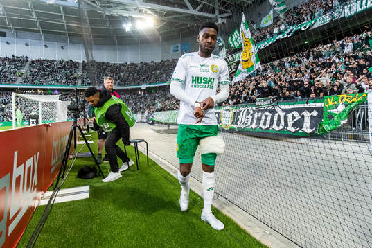 Hammarbys Shaquille Pinas lämnar plan skadad