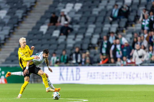 Mjällbys Otto Rosengren och Hammarbys Viktor Djukanovic