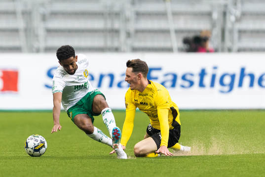 Hammarbys Tesfaldet Tekie och Mjällbys Noah Persson