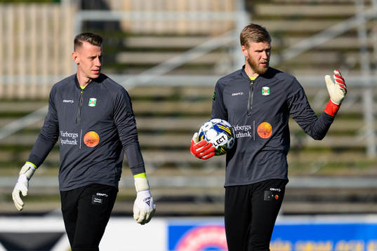 Varbergs målvakt David Olsson och målvakt Fredrik