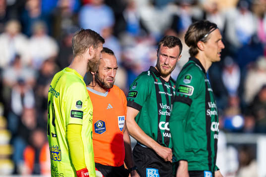 Varbergs David Olsson och domare Kaspar Sjöberg