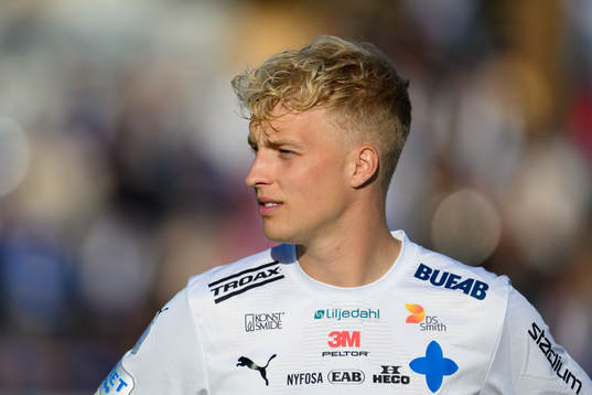 Värnamos Victor Larsson vid lineup innan fotbollsmatchen i