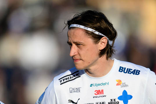 Värnamos Simon Thern vid lineup innan fotbollsmatchen i