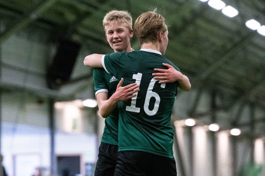 Olle Ottosson jublar med Charlie Bernström