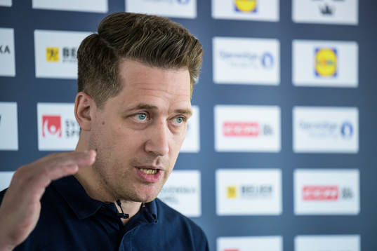 Sam Hallam, head coach of Sweden, at a press conference