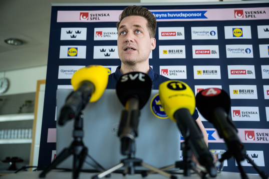 Sam Hallam, head coach of Sweden, at a press conference