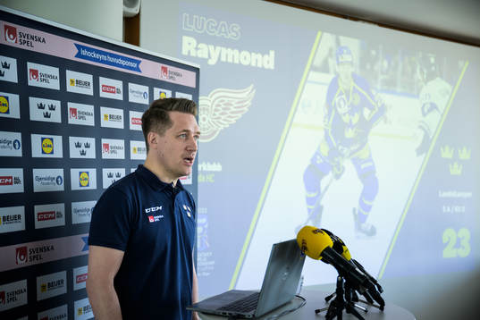 Sam Hallam, head coach of Sweden, at a press conference