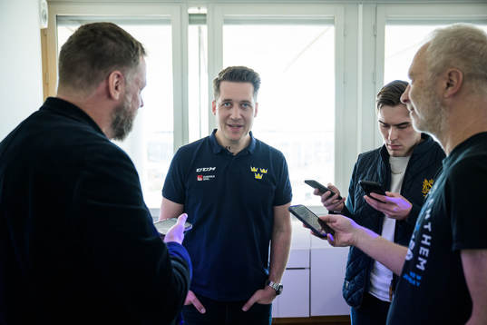 Sam Hallam, head coach of Sweden, is being interviewed by