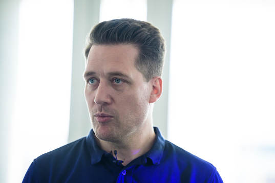 Sam Hallam, head coach of Sweden, at a press conference