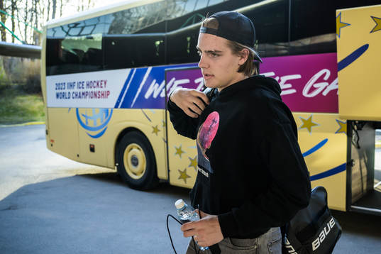 Leo Carlsson of Sweden arrives to the team hotel