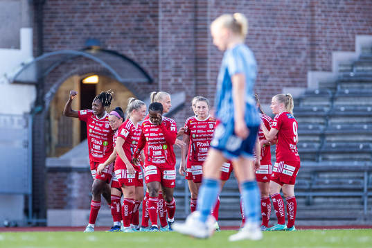 Piteås Anam Imo jublar med lagkamrater