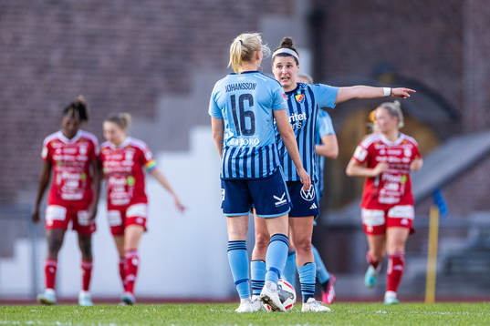 Djurgårdens Stinalisa Johansson och Hayley Dowd deppar