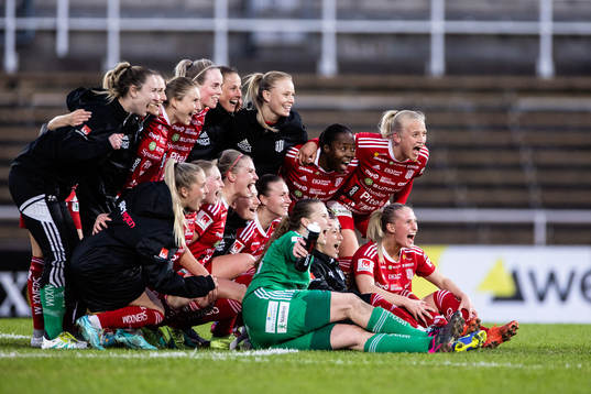 Piteås spelare jublar