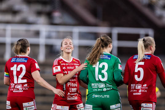 Piteås Sara Eriksson och målvakt Samantha Leshnak Murphy