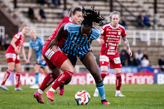 Piteås Selina Henriksson och Djurgårdens Flavine Mawete