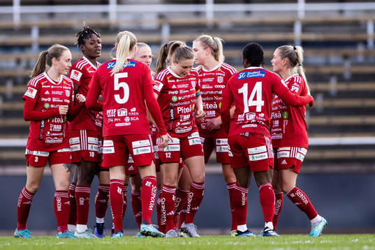 Piteås Anam Imo jublar med lagkamrater