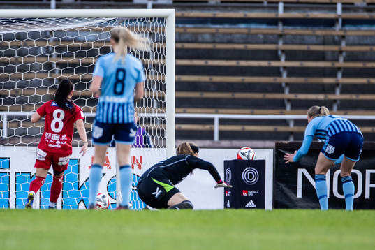 Djurgårdens målvakt Elvira Björklund släpper in ett