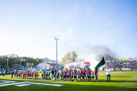 Helsingborgs och Landskronas spelare vid line-up